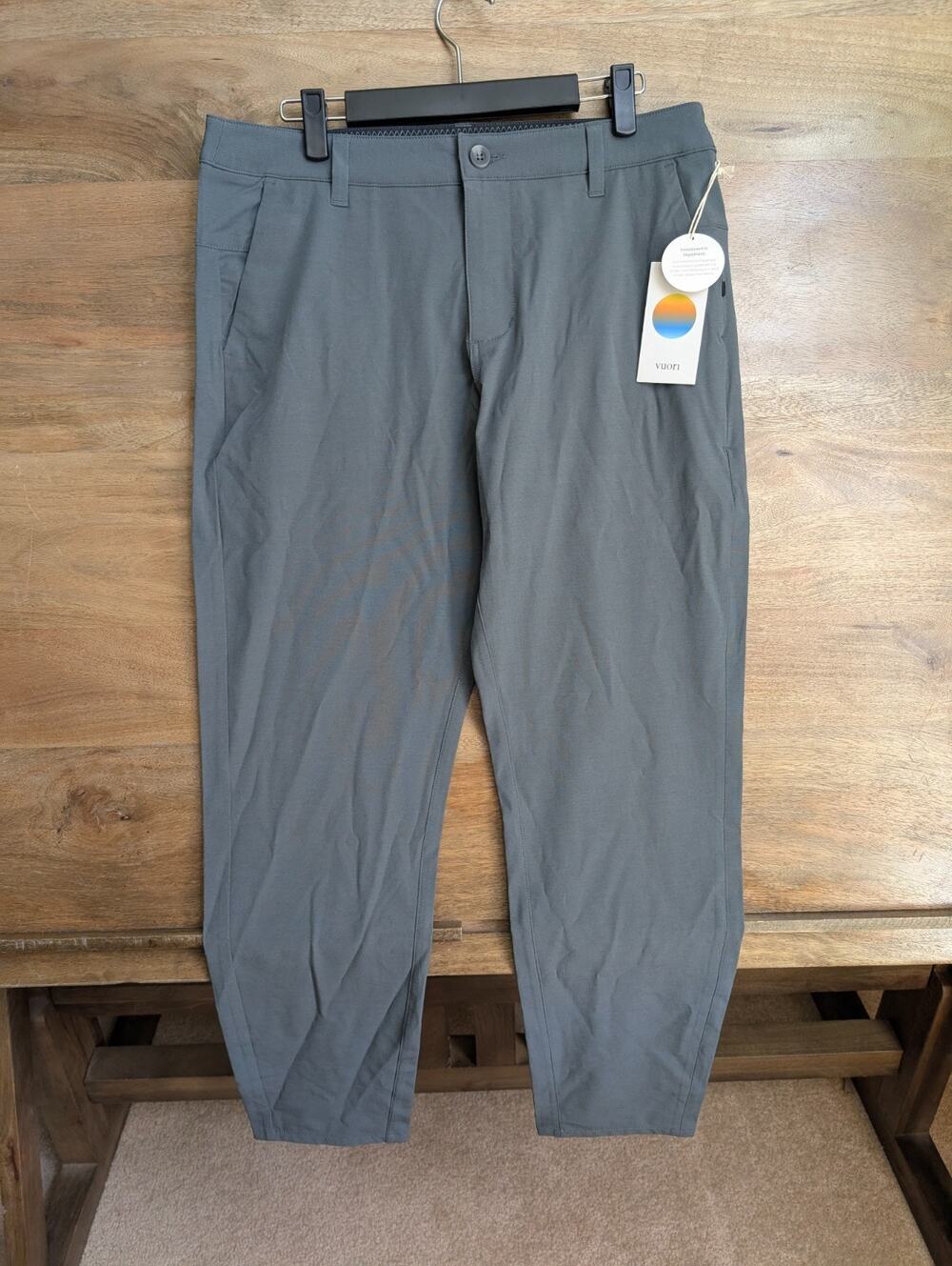 Vuori Aim Pants Mens 31 Smoked Gray Tailored Performance Tapered Stretch Comfort
